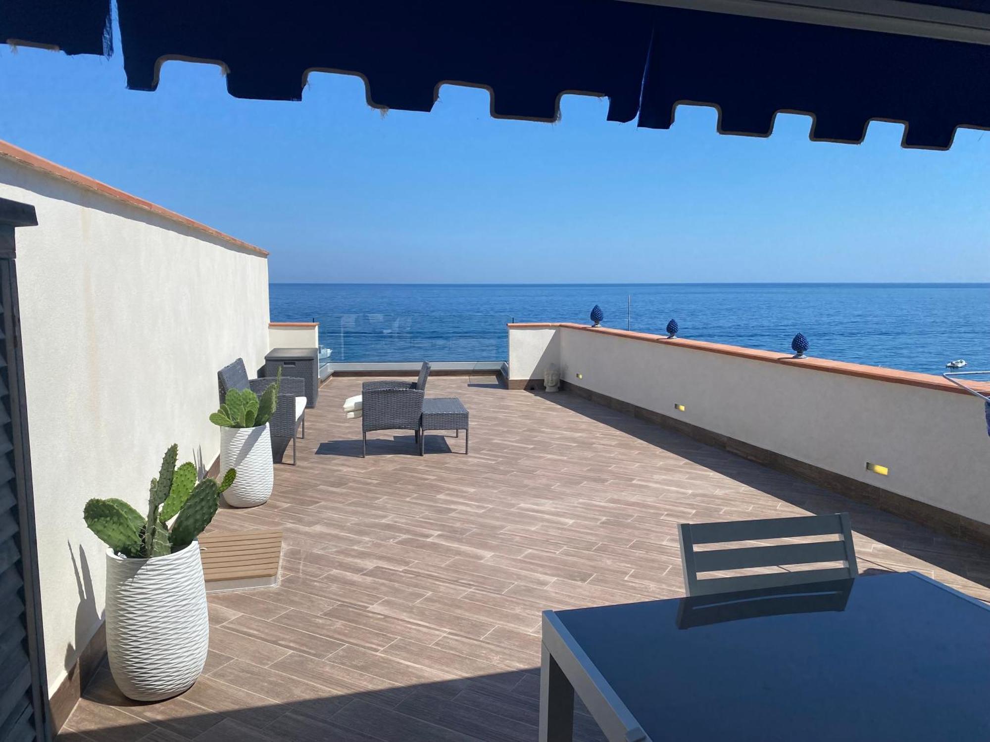 Beach Penthouse Marisol 2Floors, Central Letojanni Buitenkant foto
